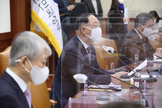 홍남기 부총리 겸 기재부 장관이 3일 정부서울청사에서 열린 제5차 혁신성장전략회의를 주재하고 있다.   연합뉴스